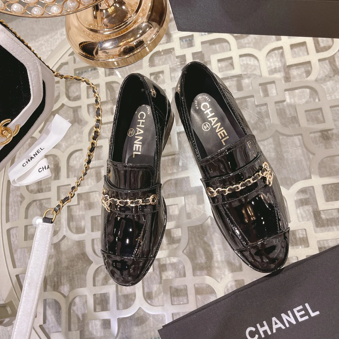 Chanel Осень/Зима 2022 - Кожаные туфли с цепочкой и пряжкой