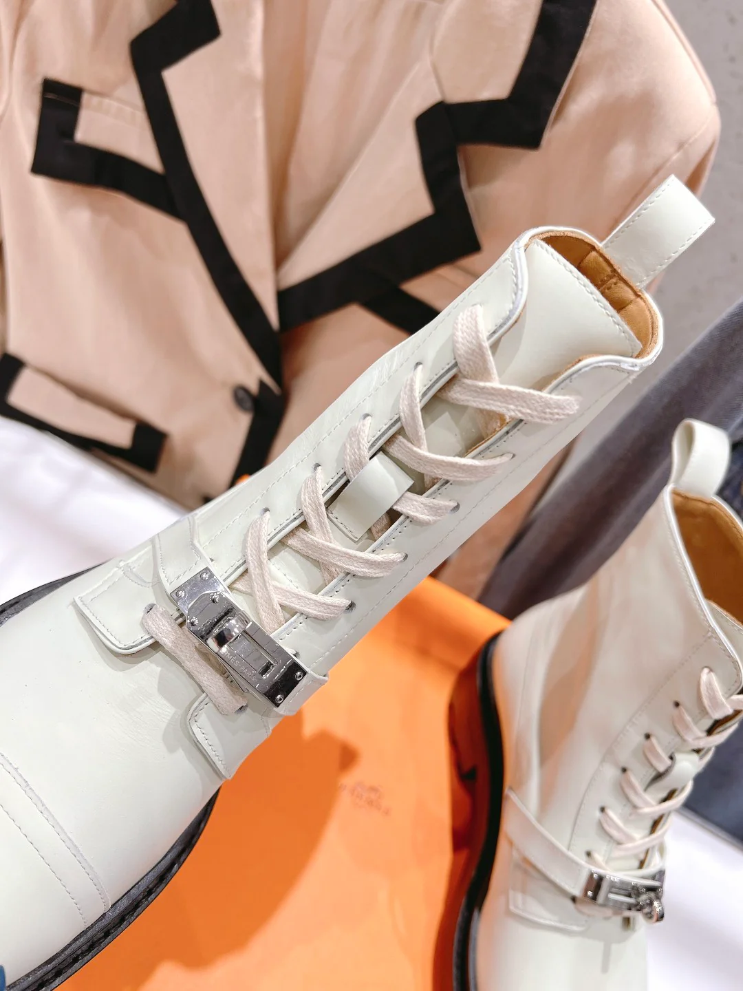 Новинка сезона осень/зима 2023 от Hermes — ботильоны на шнуровке унисекс — белые.