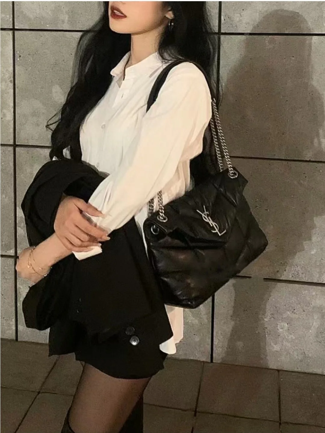 Пуховая сумка YSL Loulou Puffer 29 см из стеганой овечьей кожи цвета ?облако? — черная с серебристой фурнитурой.