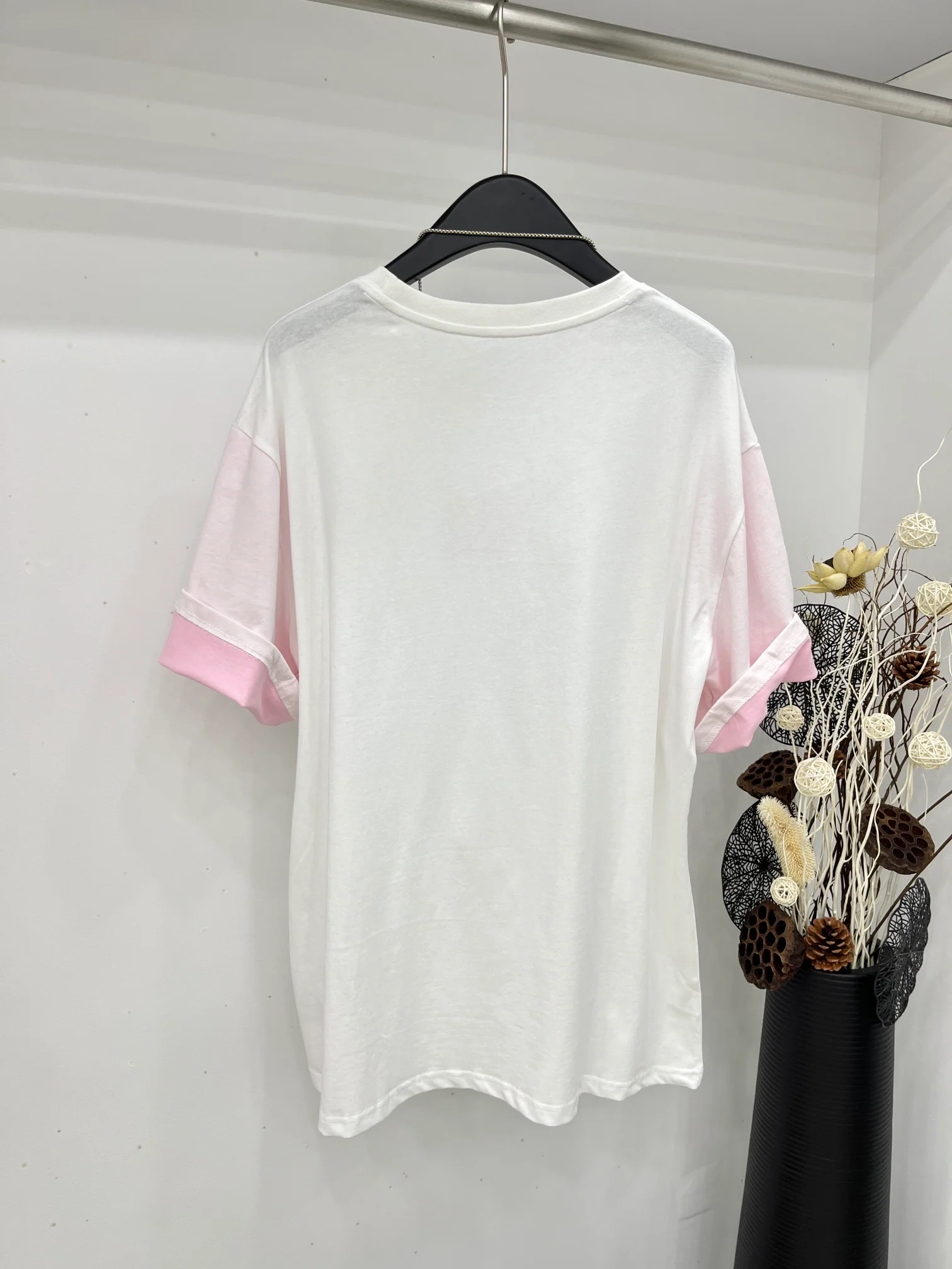 Miu Miu - 2404-24 Новинка: футболка с коротким рукавом, украшенная вышитыми вручную буквами, белая.