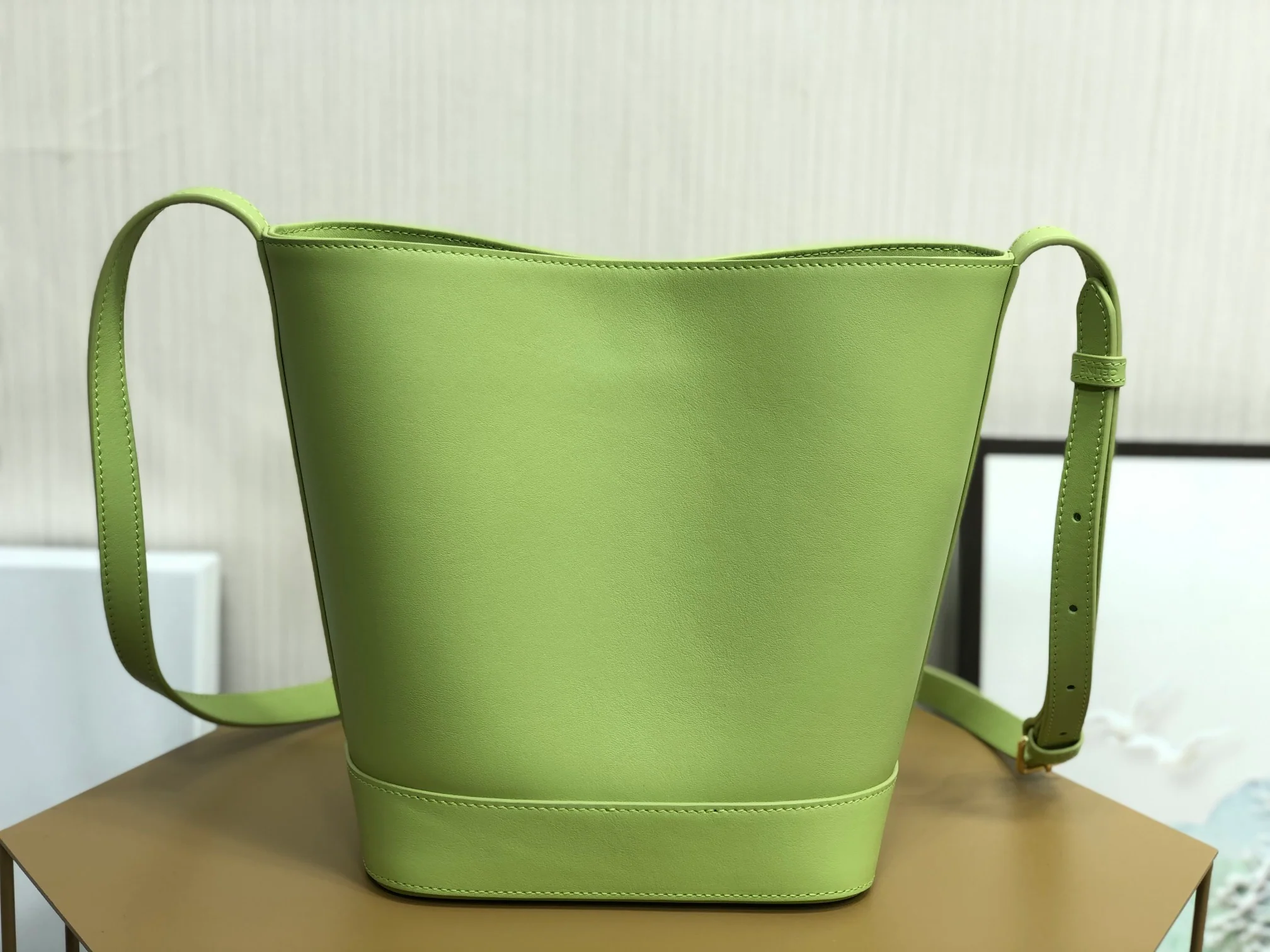 Новинка сезона весна/лето 2022 от Celine - Маленькая сумка-ведро из гладкой кожи Cuir Triomphe.