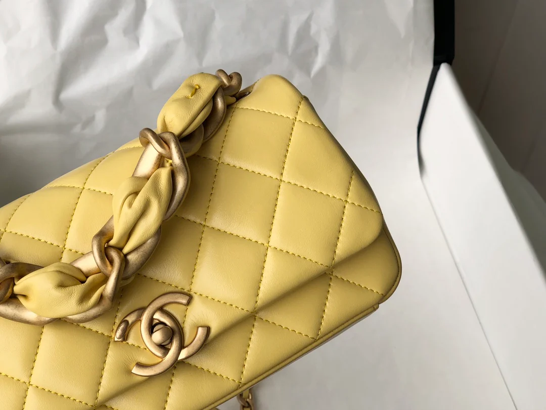 Сумка Chanel из полированной овечьей кожи с стеганым клапаном - желтая
