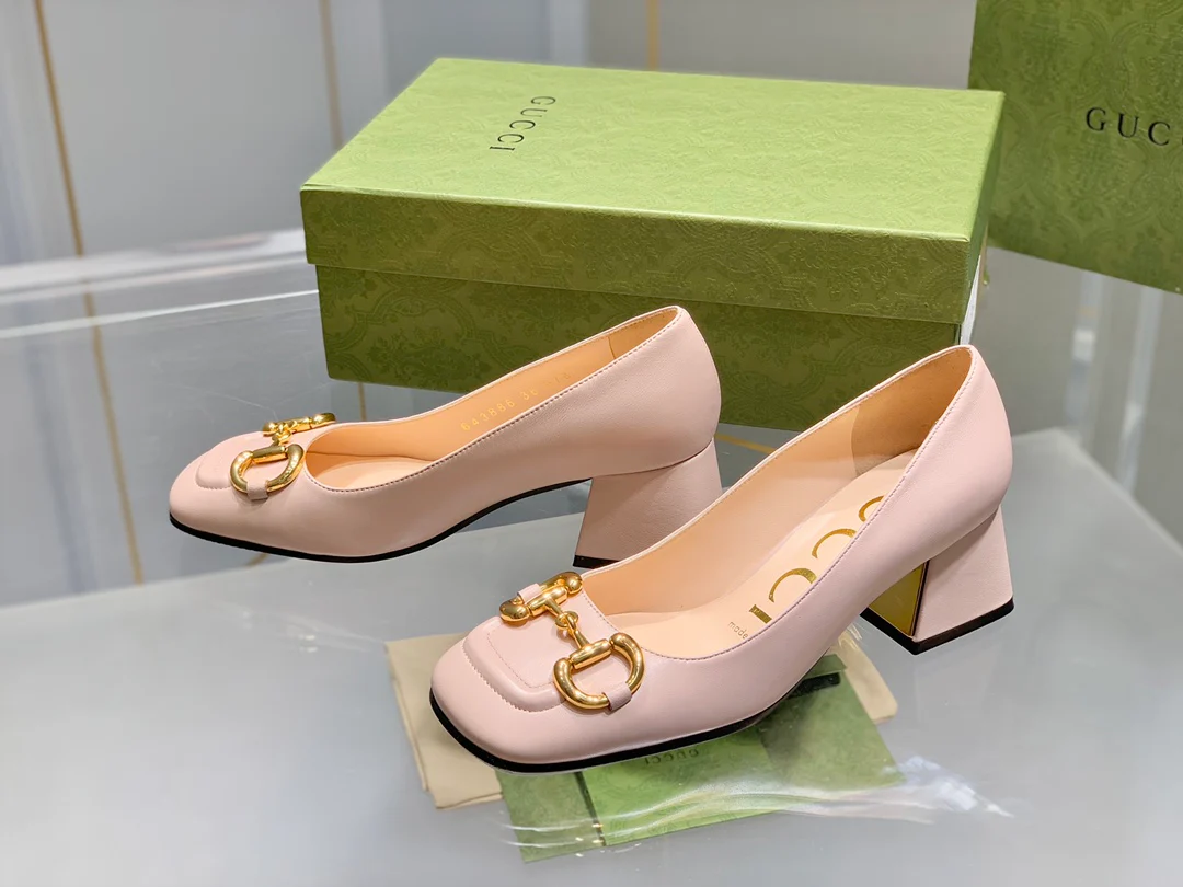 Весенняя коллекция Gucci 2021 — Босоножки на массивном каблуке с пряжкой в ??виде конской уздечки.