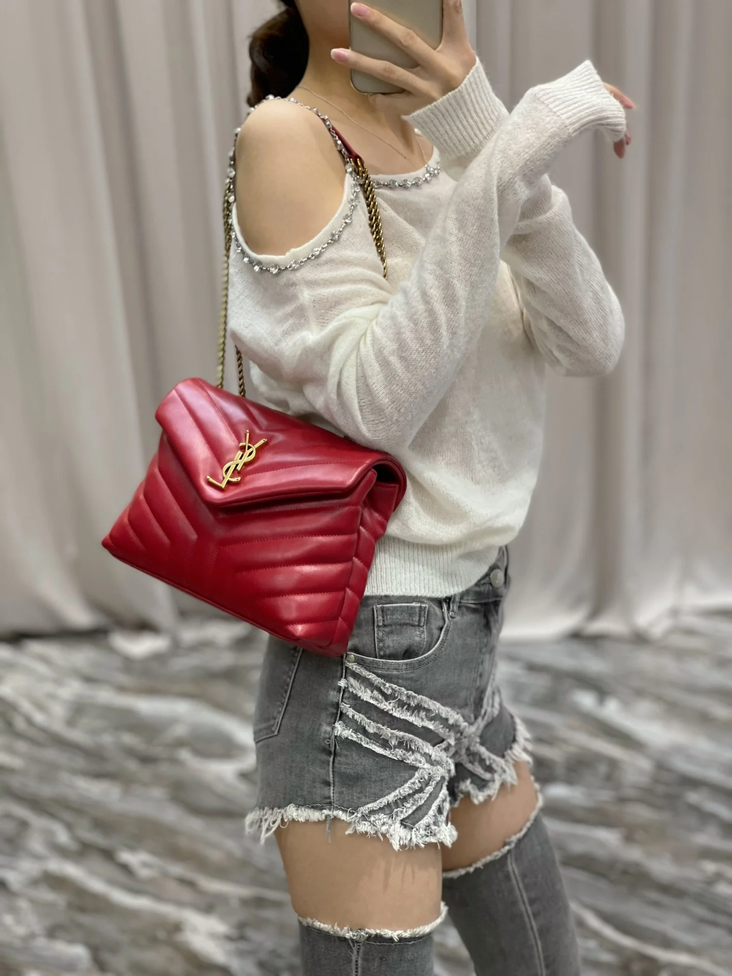 Маленькая сумка через плечо YSL Loulou - красная