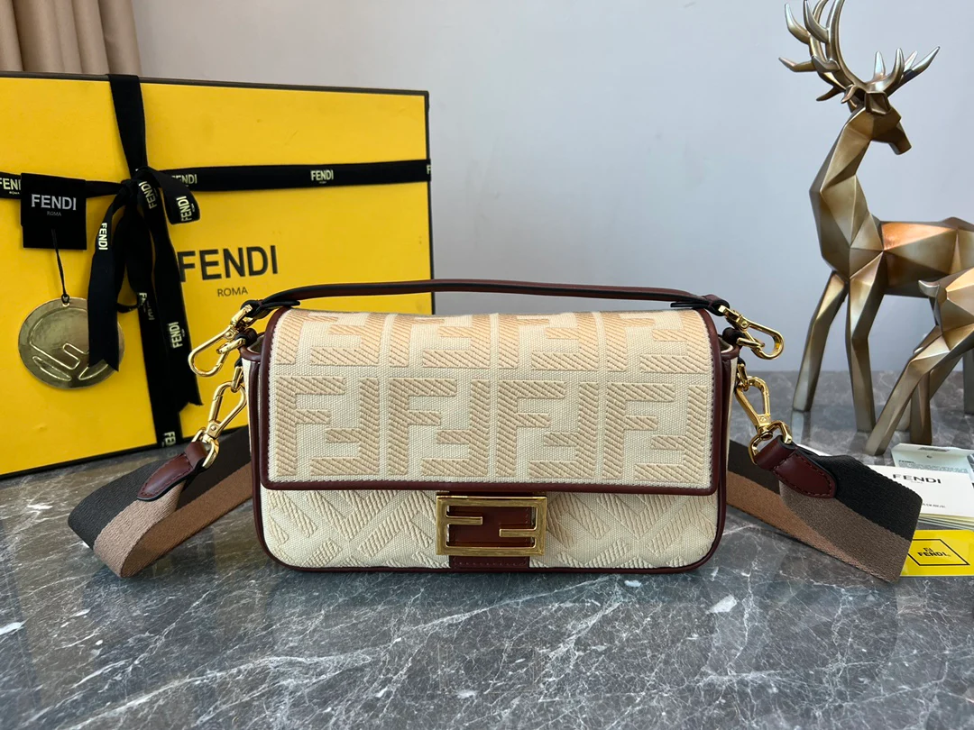 Сумка-багет Fendi — вышитая, бежевая.