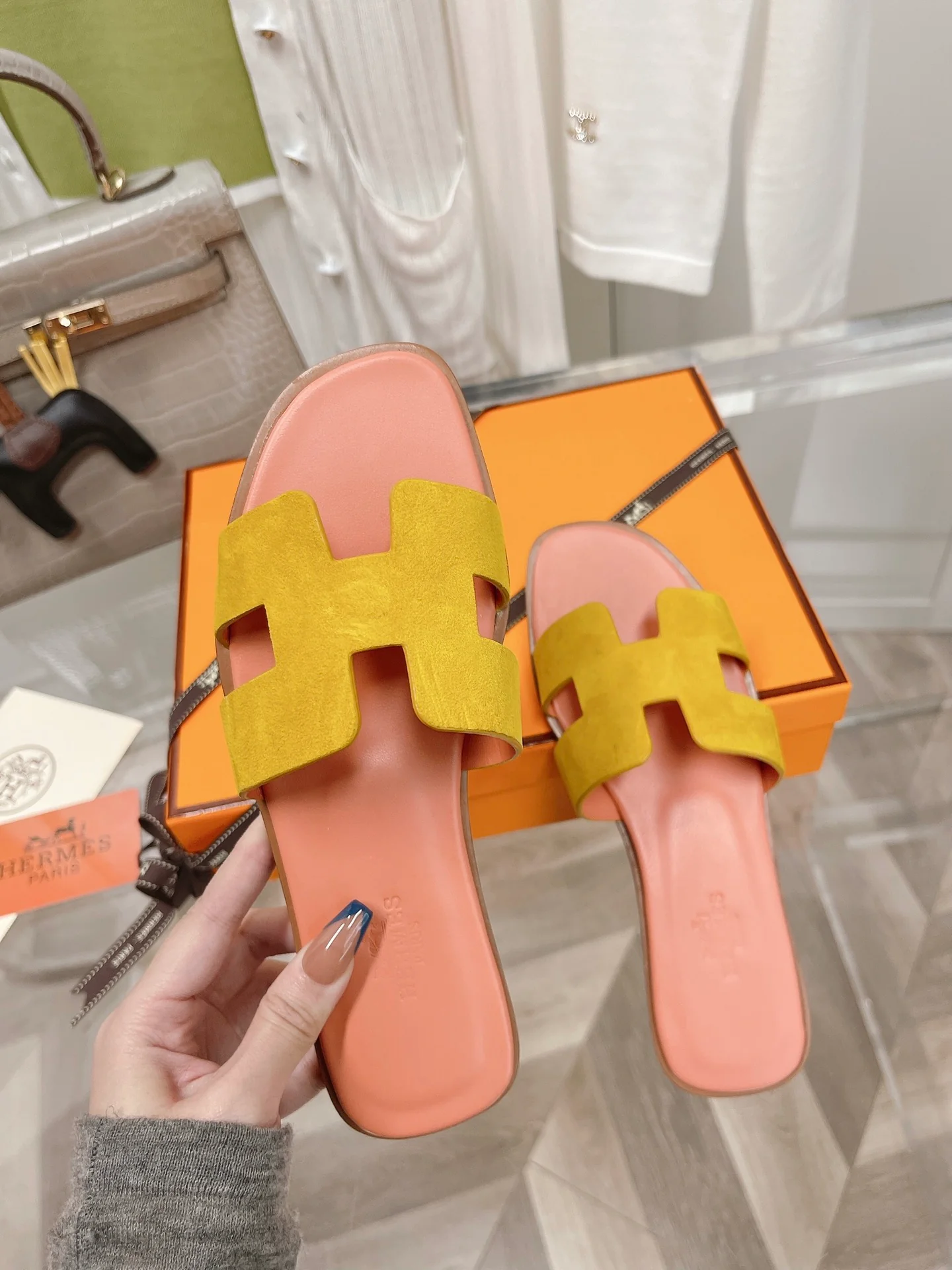 Новинка 2022 года от Hermes - Итальянские тапочки H из оленьих рогов - Розовые и желтые