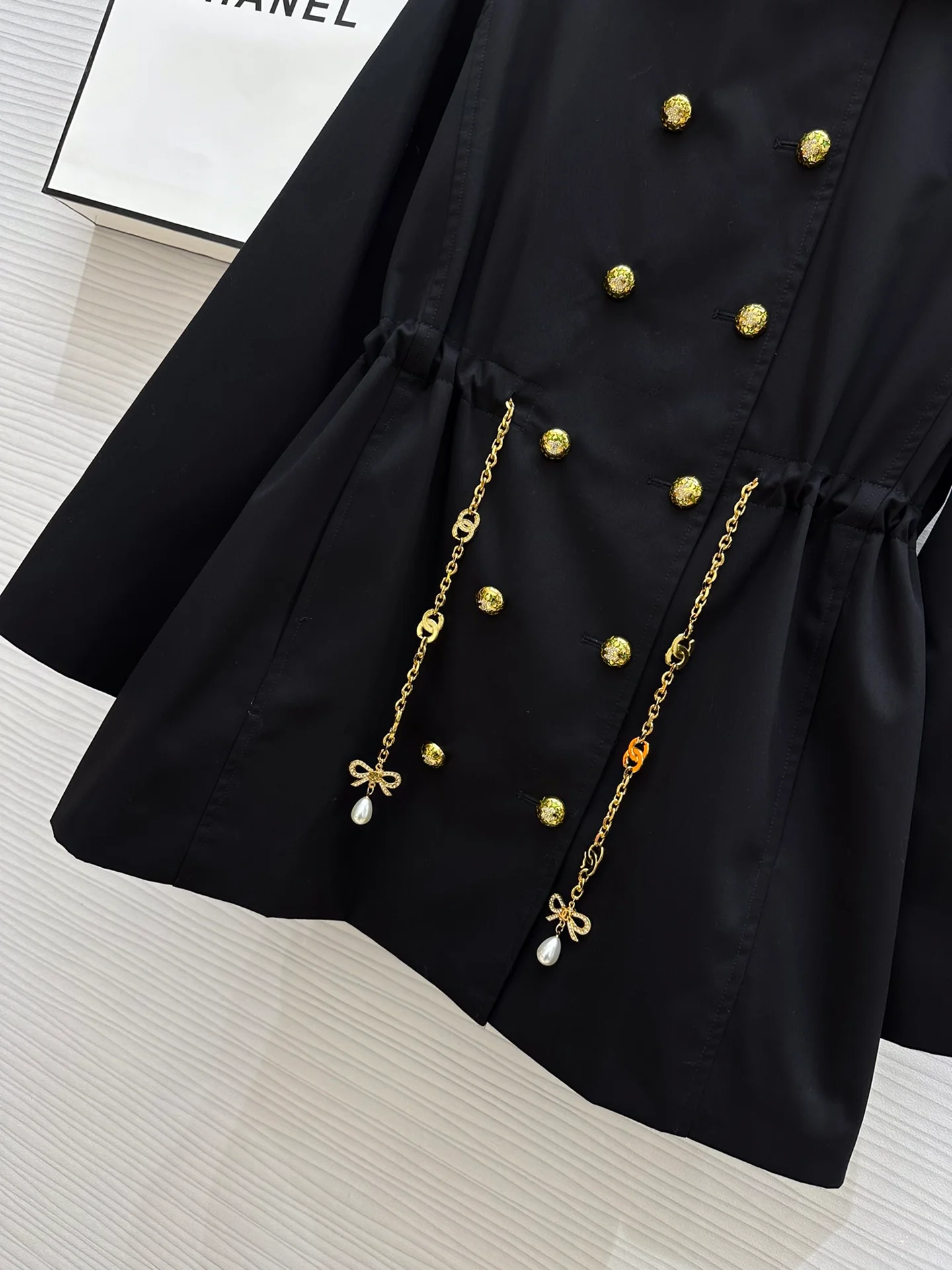 Тренч Chanel 2403-24 Весна/Лето, новый, с двубортной отделкой цепочками, черный.