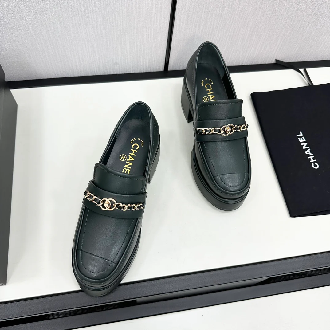 Кожаные туфли на платформе Chanel 2024 — темно-зеленые