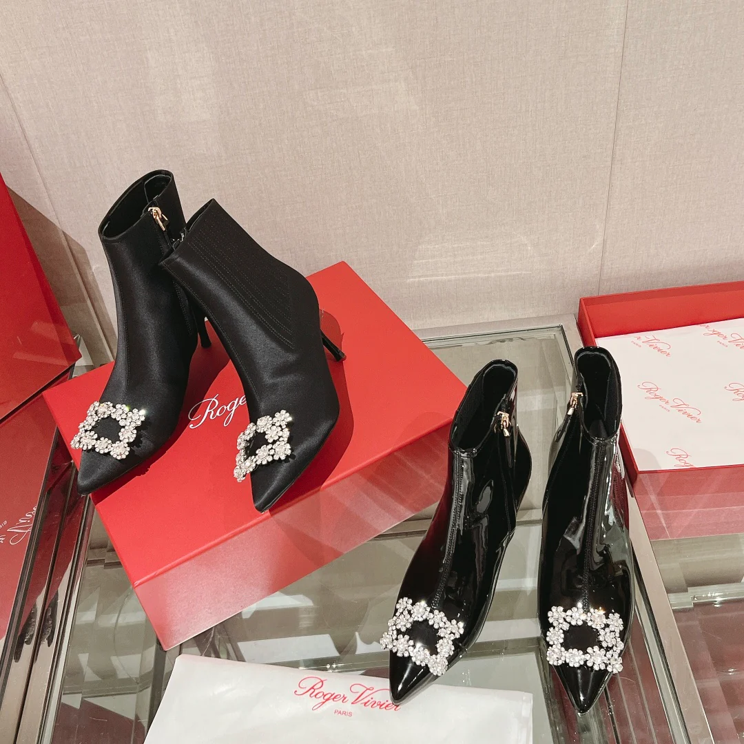 Ботильоны RV Shoes с острым носком, украшенные стразами.