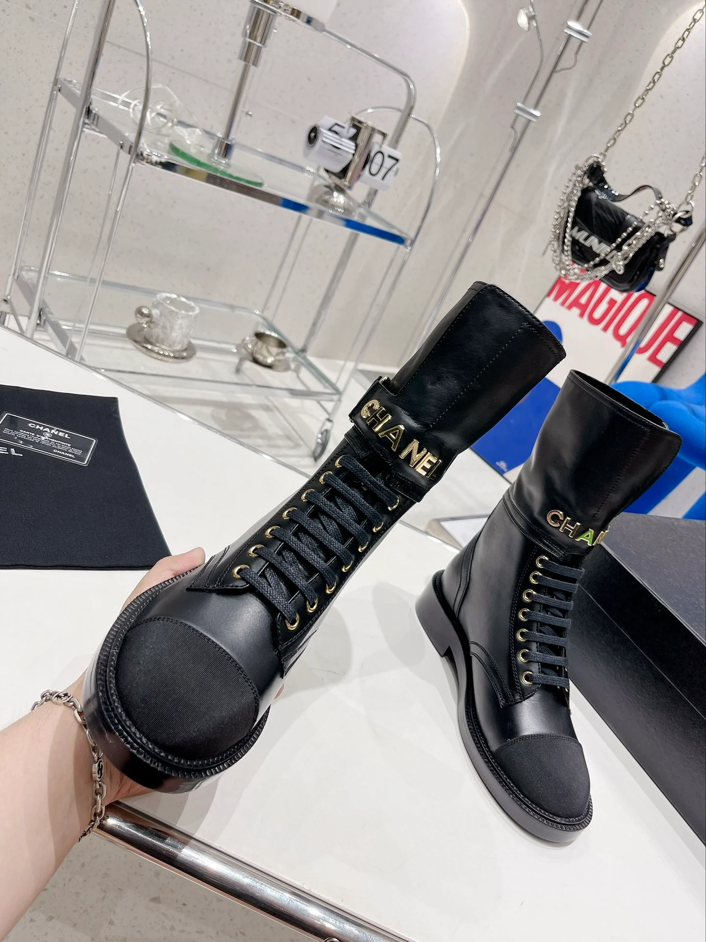 Новинка сезона осень/зима 2022 от Chanel — Ботинки Dr. Martens на шнуровке — Черные