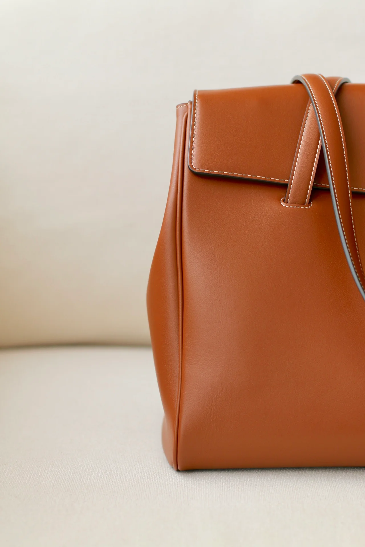 Сумка Celine Soft 16 Large из гладкой телячьей кожи