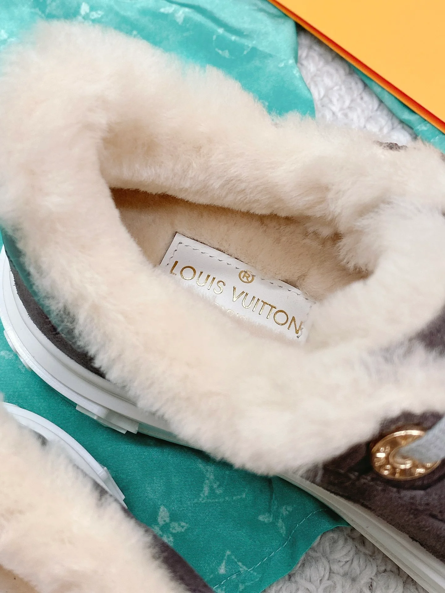 Новинка осенне-зимней коллекции LV 2022 — повседневные туфли на тиснёной платформе — коричневые.