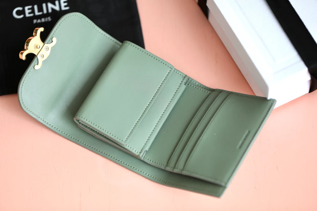 Маленький глянцевый кошелек Triomphe из овечьей кожи с клапаном - цвет авокадо.