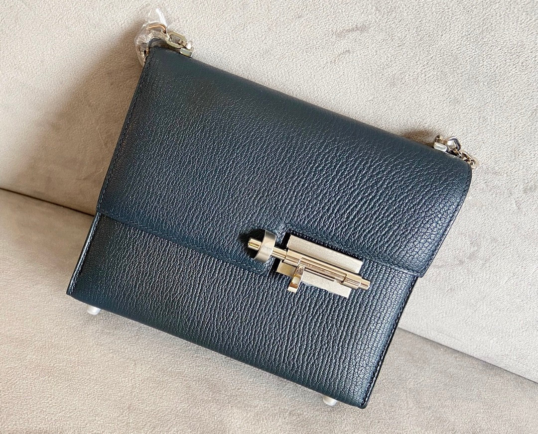 Мини-сумка Hermes Verrou из козьей кожи 7U темно-синего цвета с серебряной пряжкой.