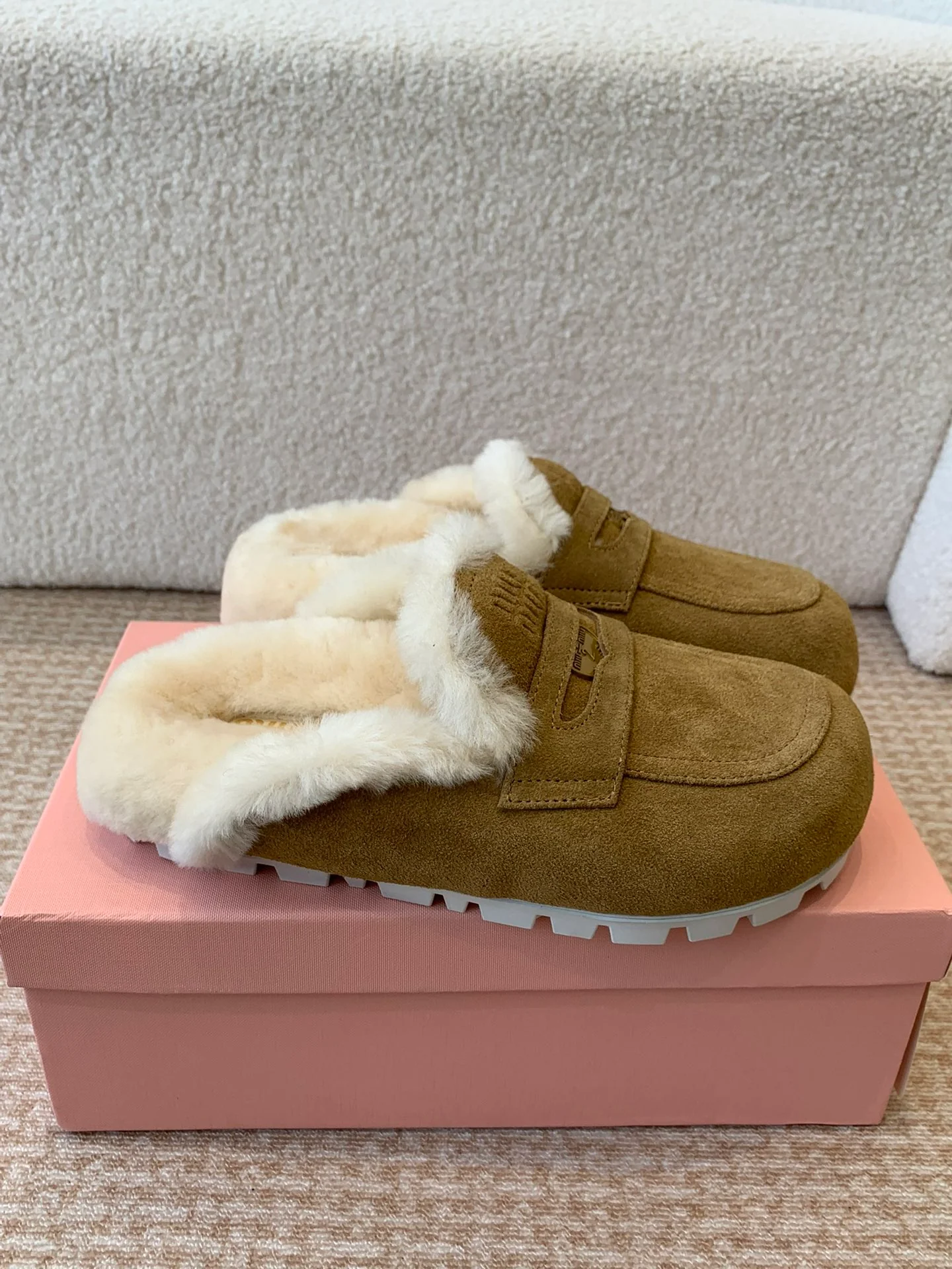 Miu Miu 2024 - Меховые тапочки с закрытым носком - Кофейный цвет