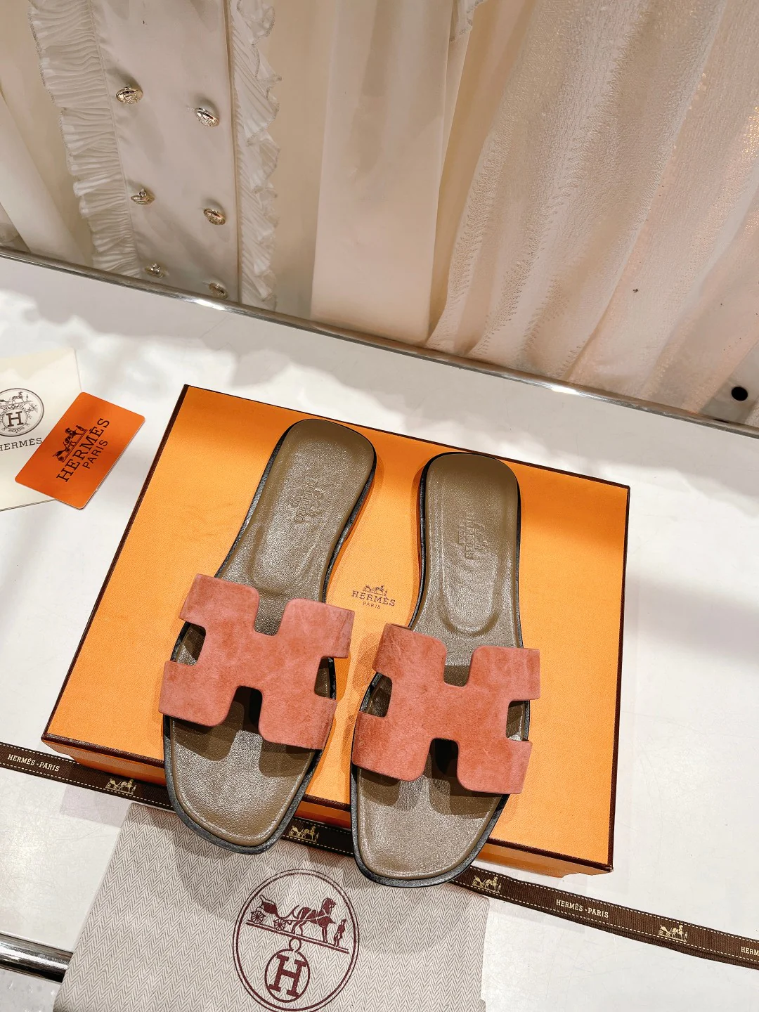 Новинка 2023 года от Hermes - Улучшенная версия - Классические тапочки H из овечьей кожи - Коричневые