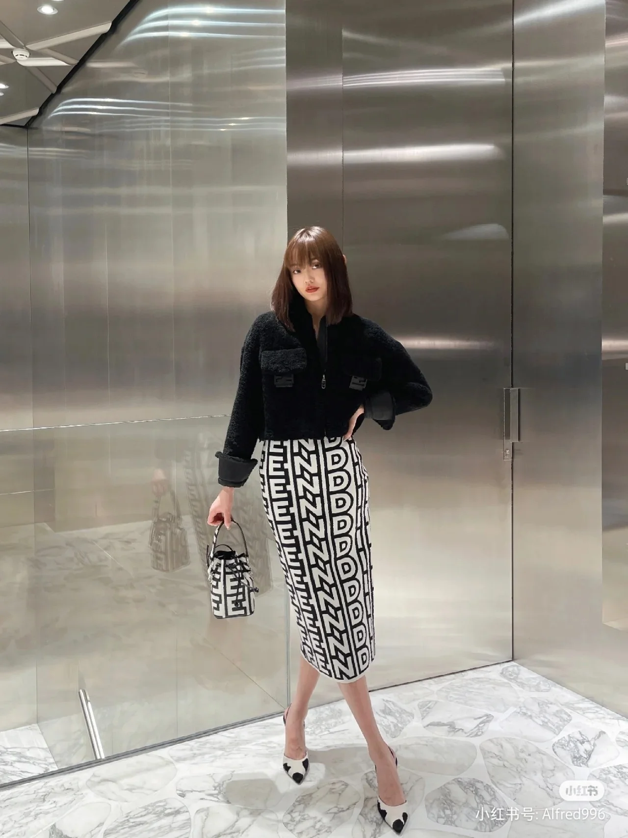 Сумка-ведро Fendi Montresor — черно-белая коллаборация.