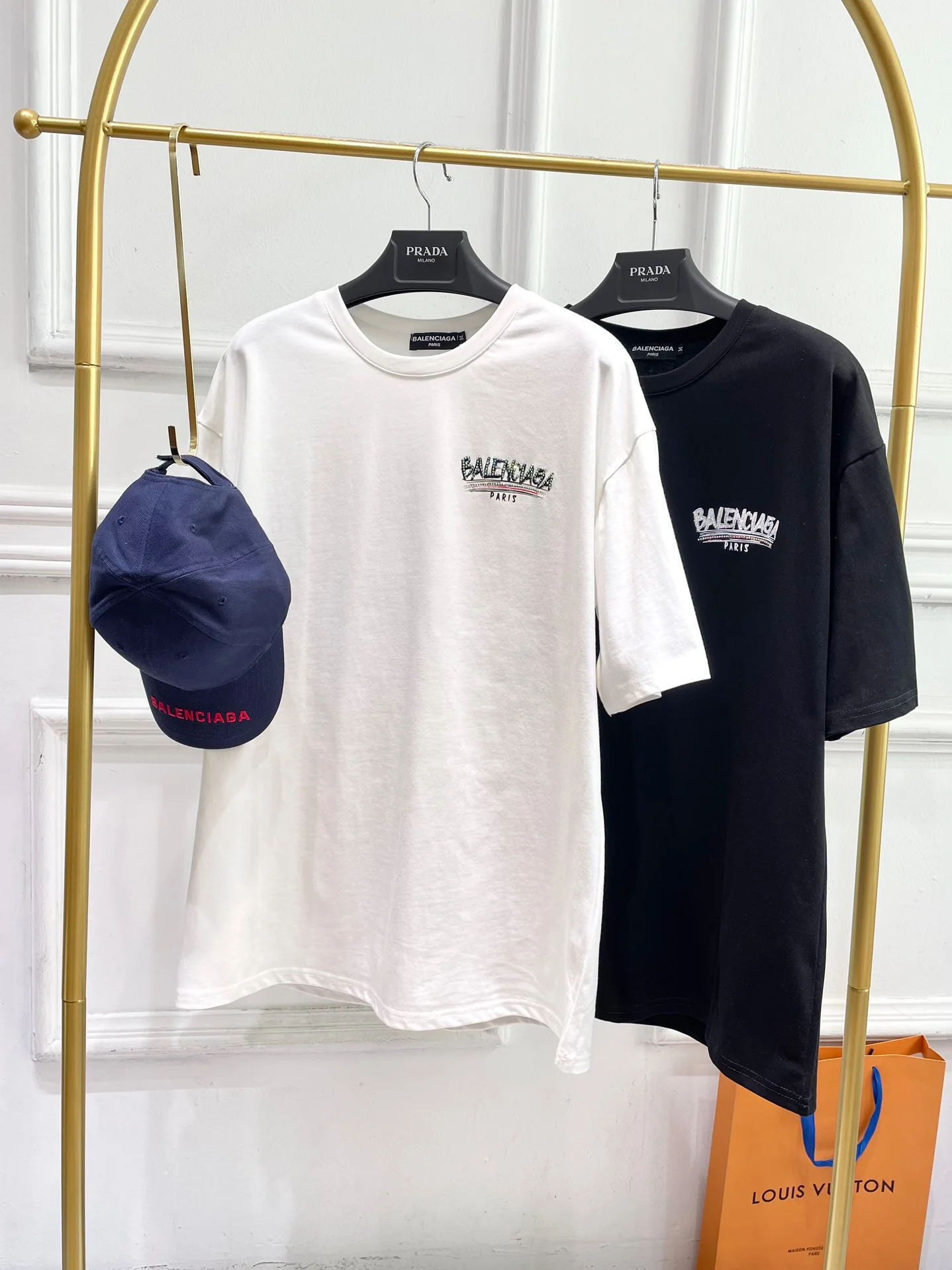 Футболка Balenciaga 2403 из хлопка с коротким рукавом, украшенная стразами и потертой надписью, свободного кроя, белая.