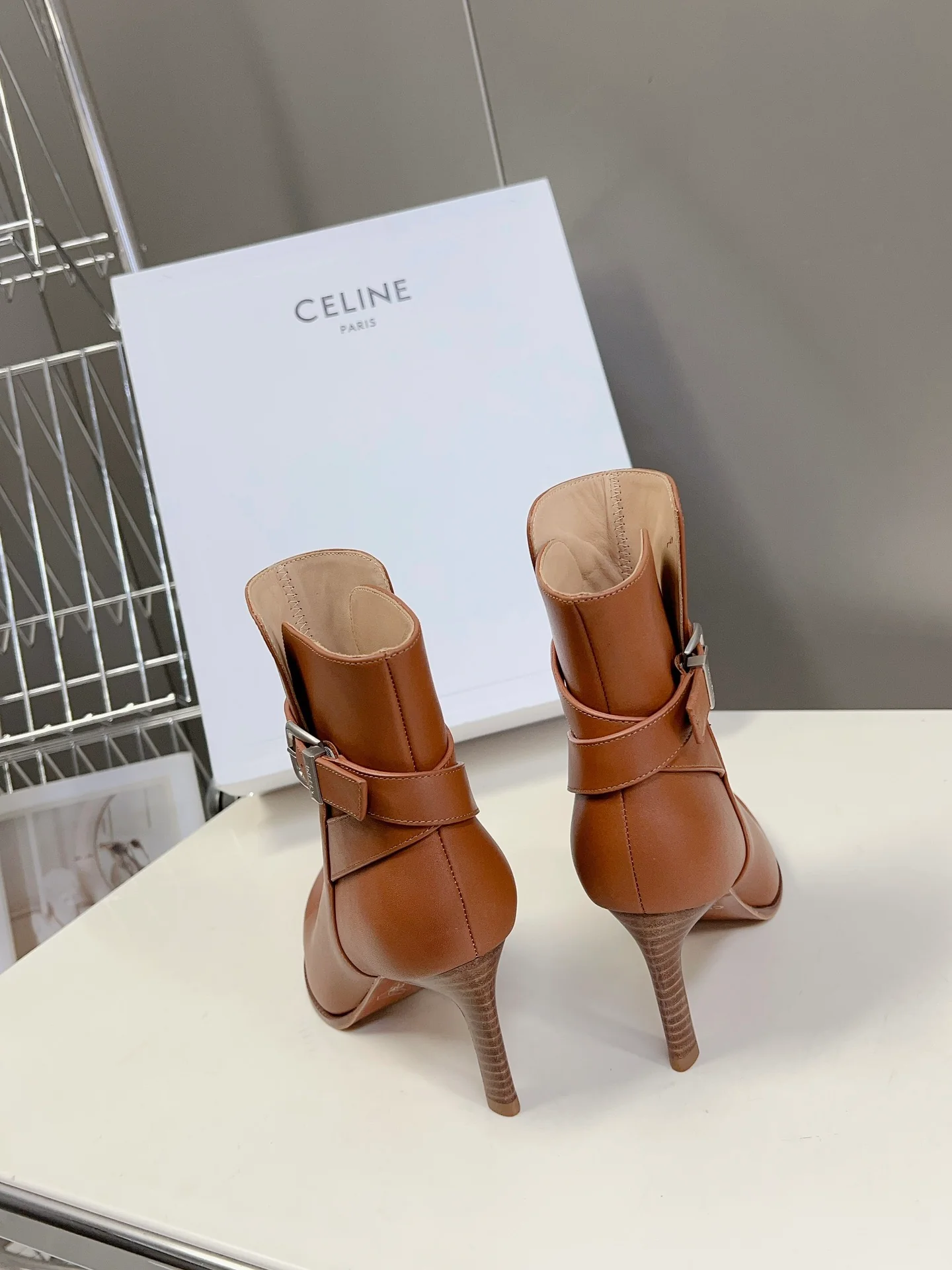 Celine - Новинка начала осени 2023 года - Ботильоны на шпильке с острым носком