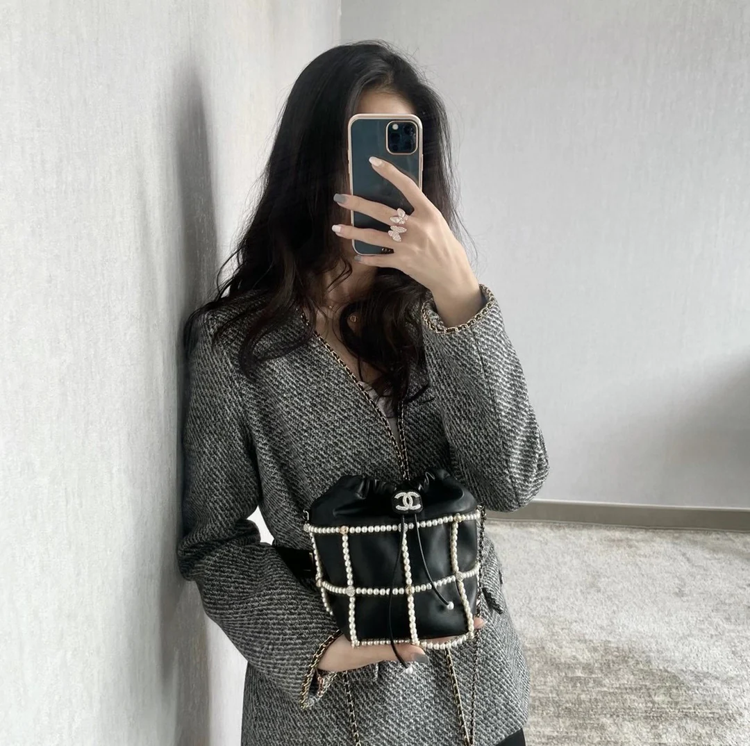 Маленькая сумка-ведро Chanel из овечьей кожи с завязками