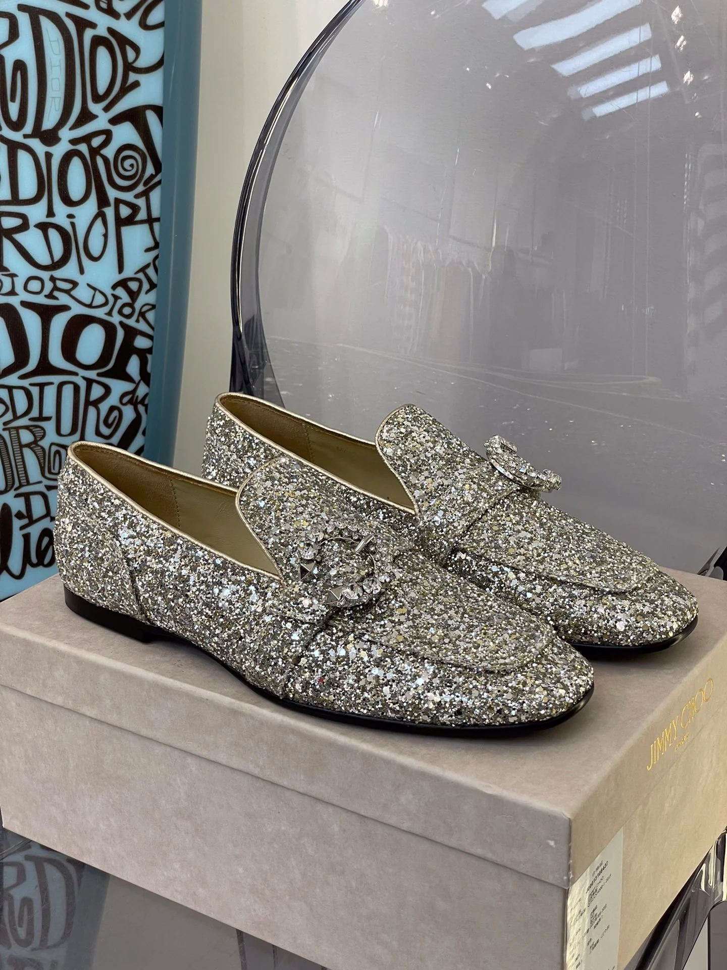 Лоферы Jimmy с пряжками, украшенными стразами.