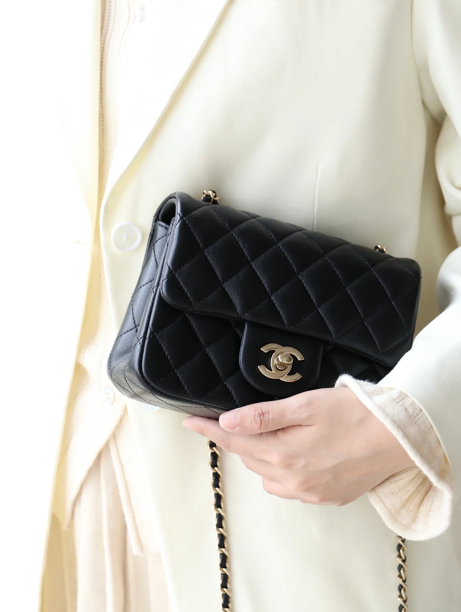 Новые поступления коллекции Chanel весна/лето 2023 — Футбольная серия — Сумка CF — Фотографии в действии