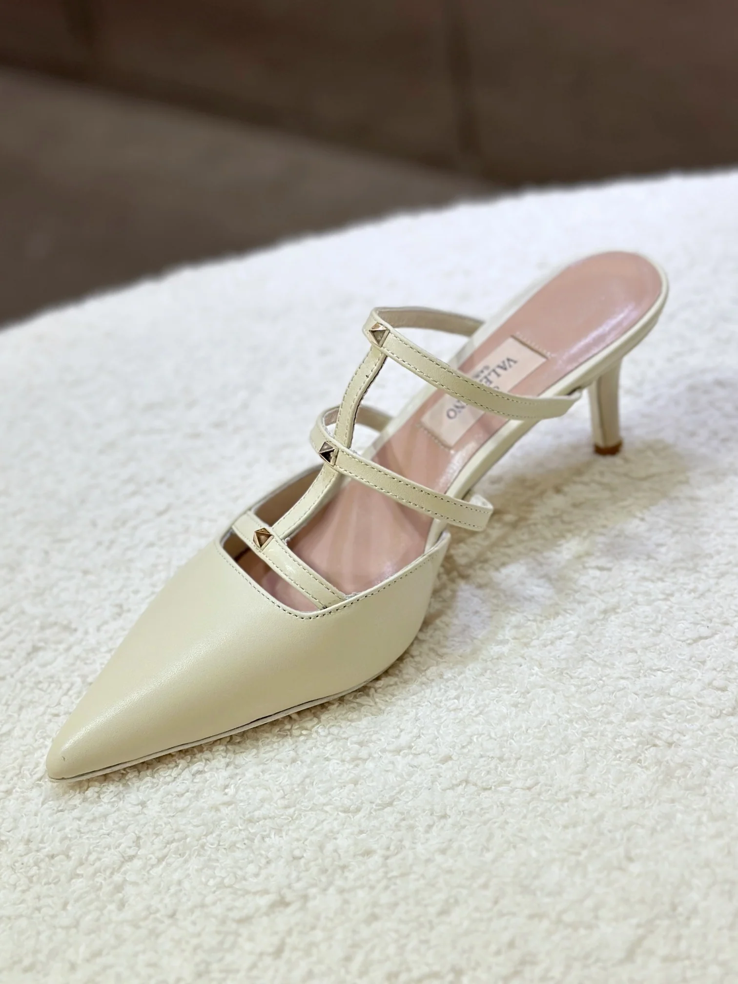 Сандалии Valentino 2024 с тремя ремешками и открытой пяткой - белые