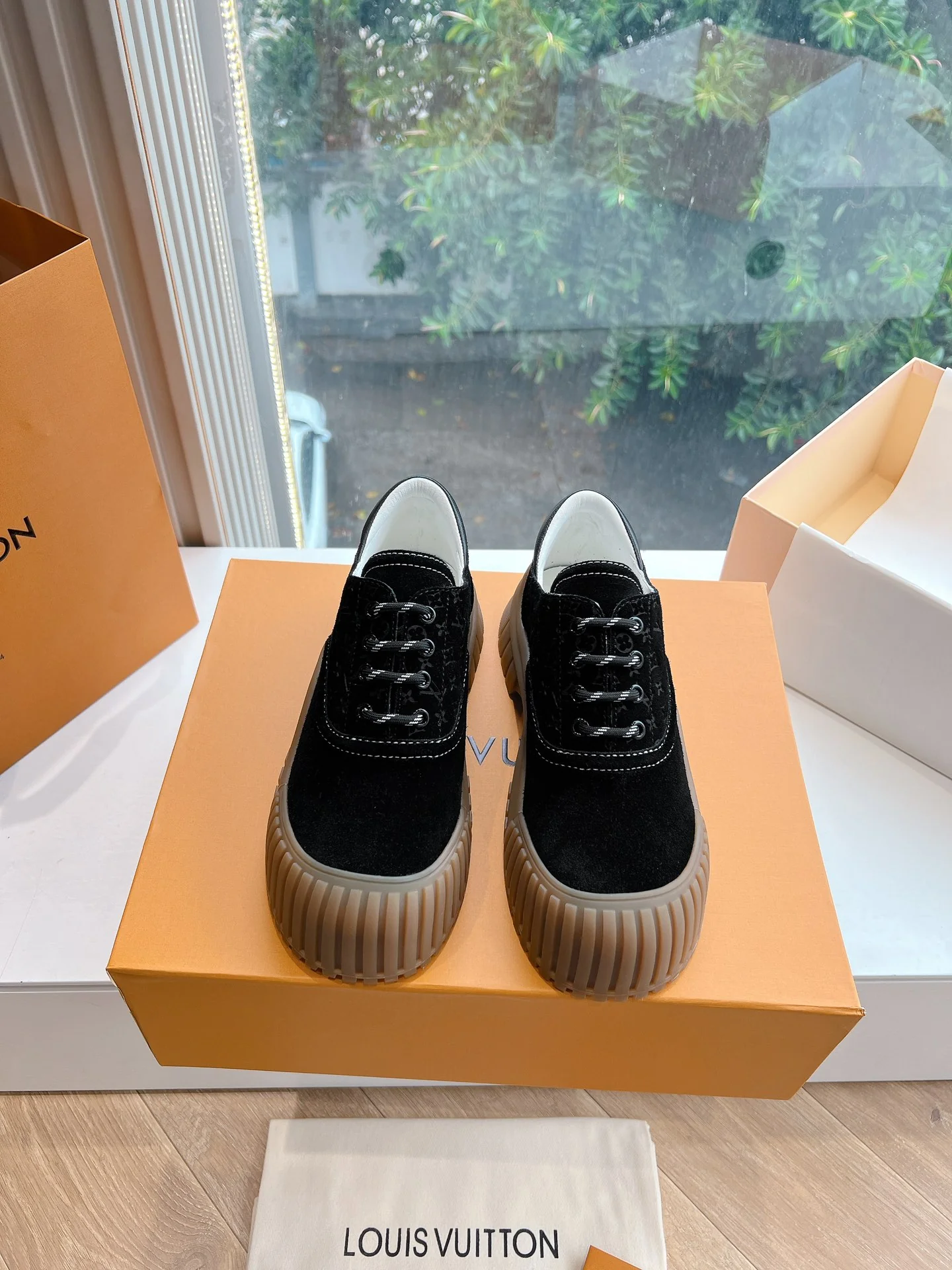 LV-2024 - Повседневная обувь - Черная