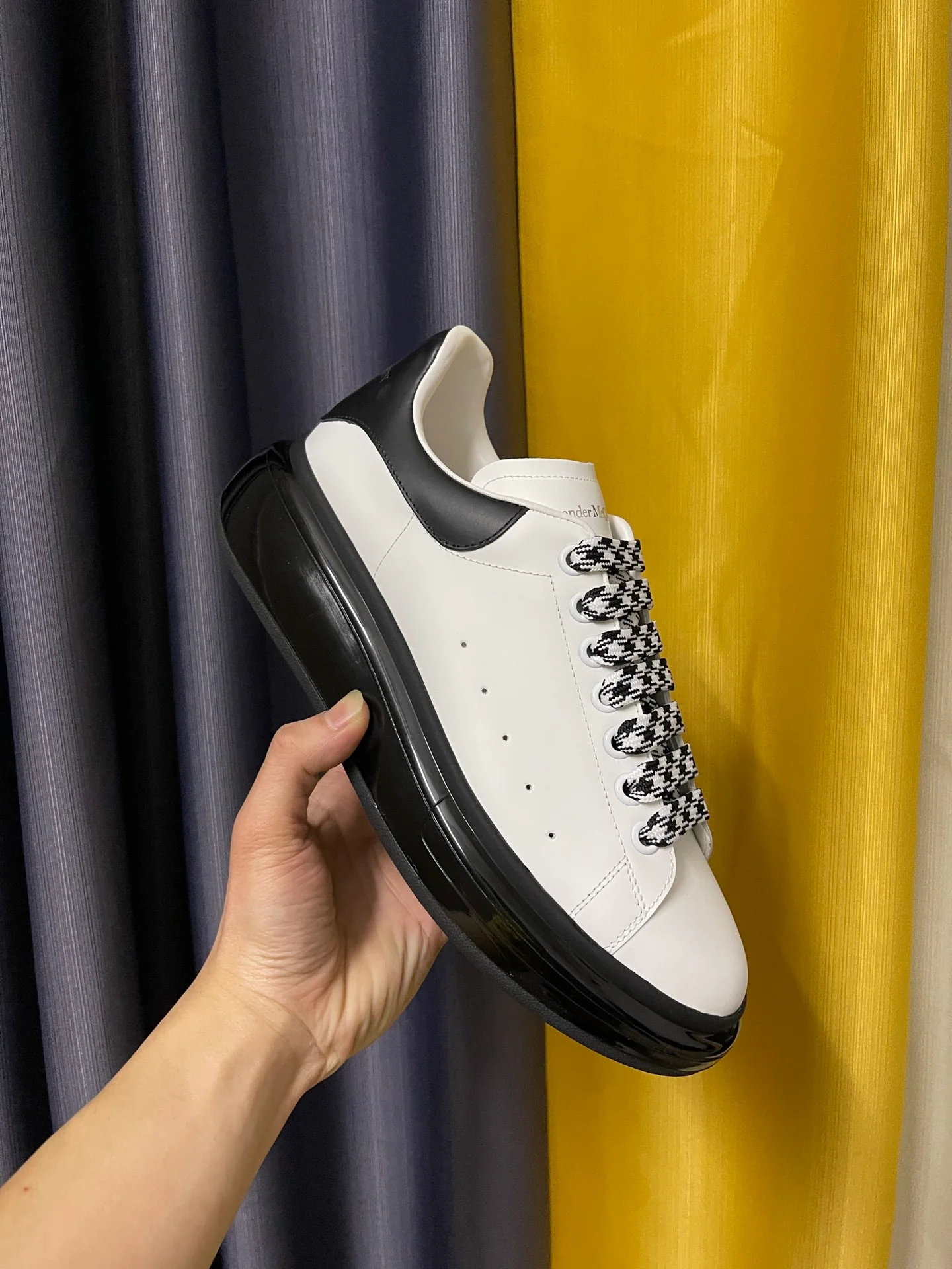 Классические белые кроссовки McQueen - унисекс - черная кожаная пятка - черная амортизирующая подошва