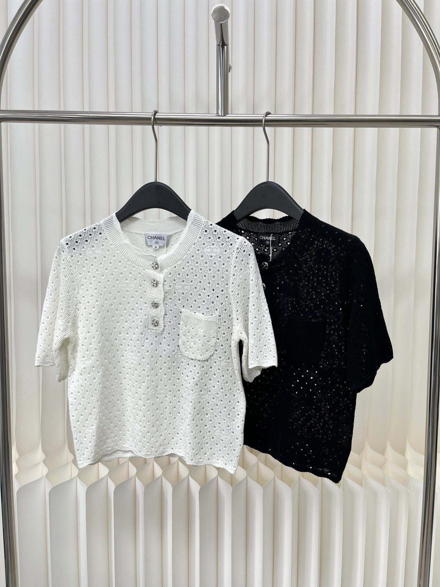 Вязаный топ Chanel 2403 из специальной пряжи с короткими рукавами - белый