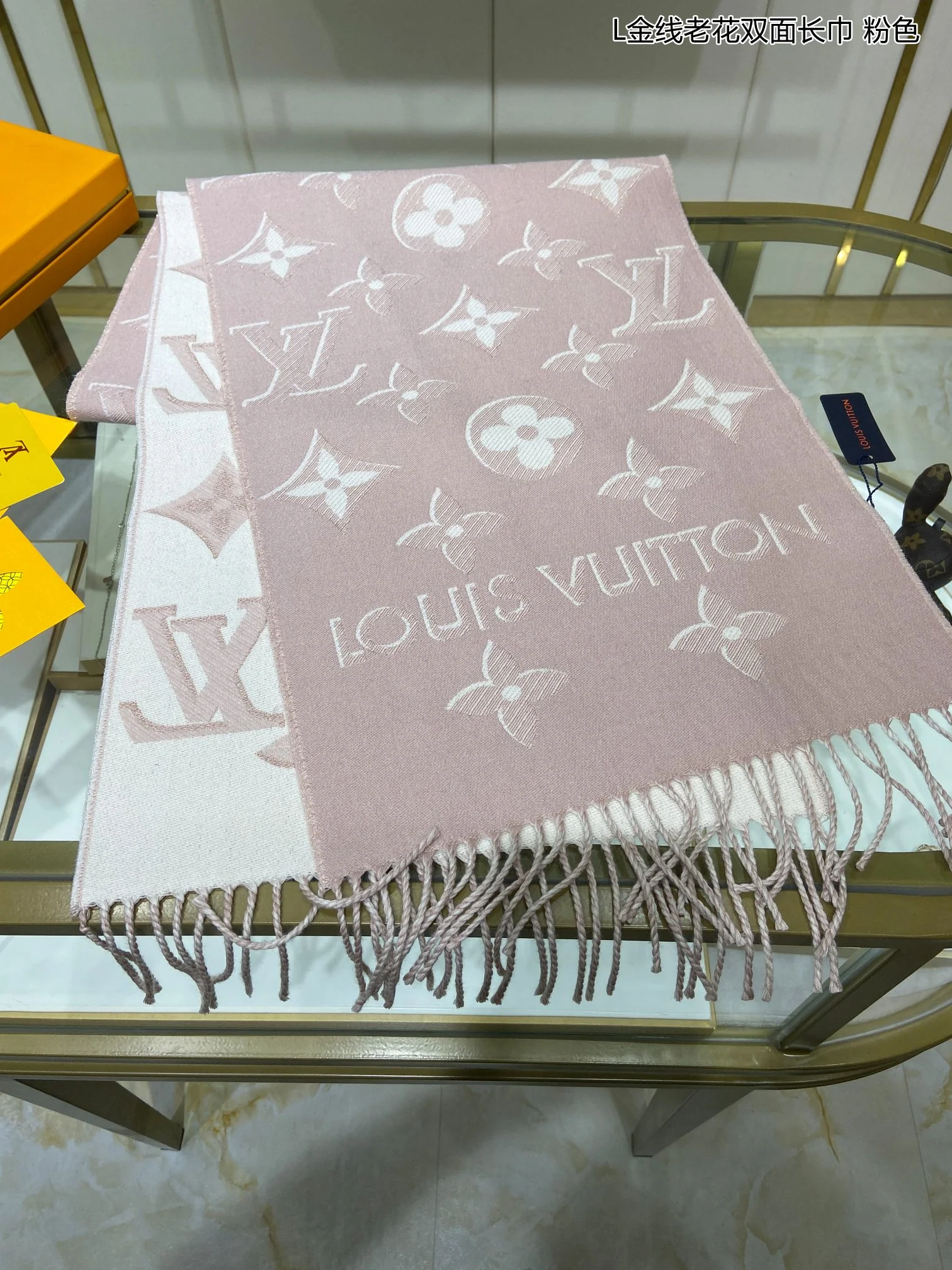 Двусторонний шарф LV с золотой нитью и монограммой - розовый.