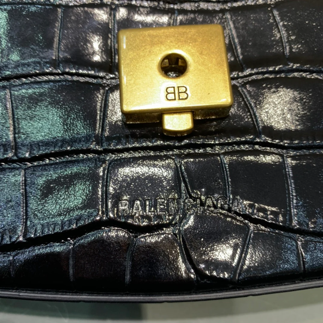 Сумка Balenciaga Ghost Bag - сумка через плечо из коровьей кожи с тиснением под крокодила.