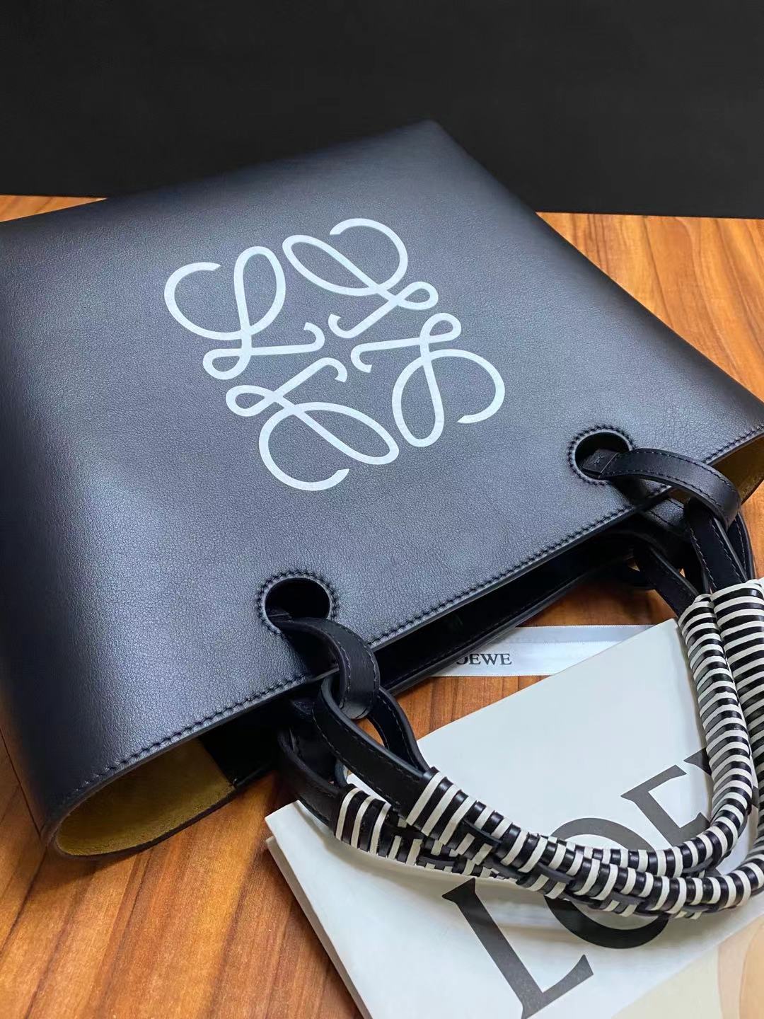 Сумка-тоут Loewe Anagram из черной кожи