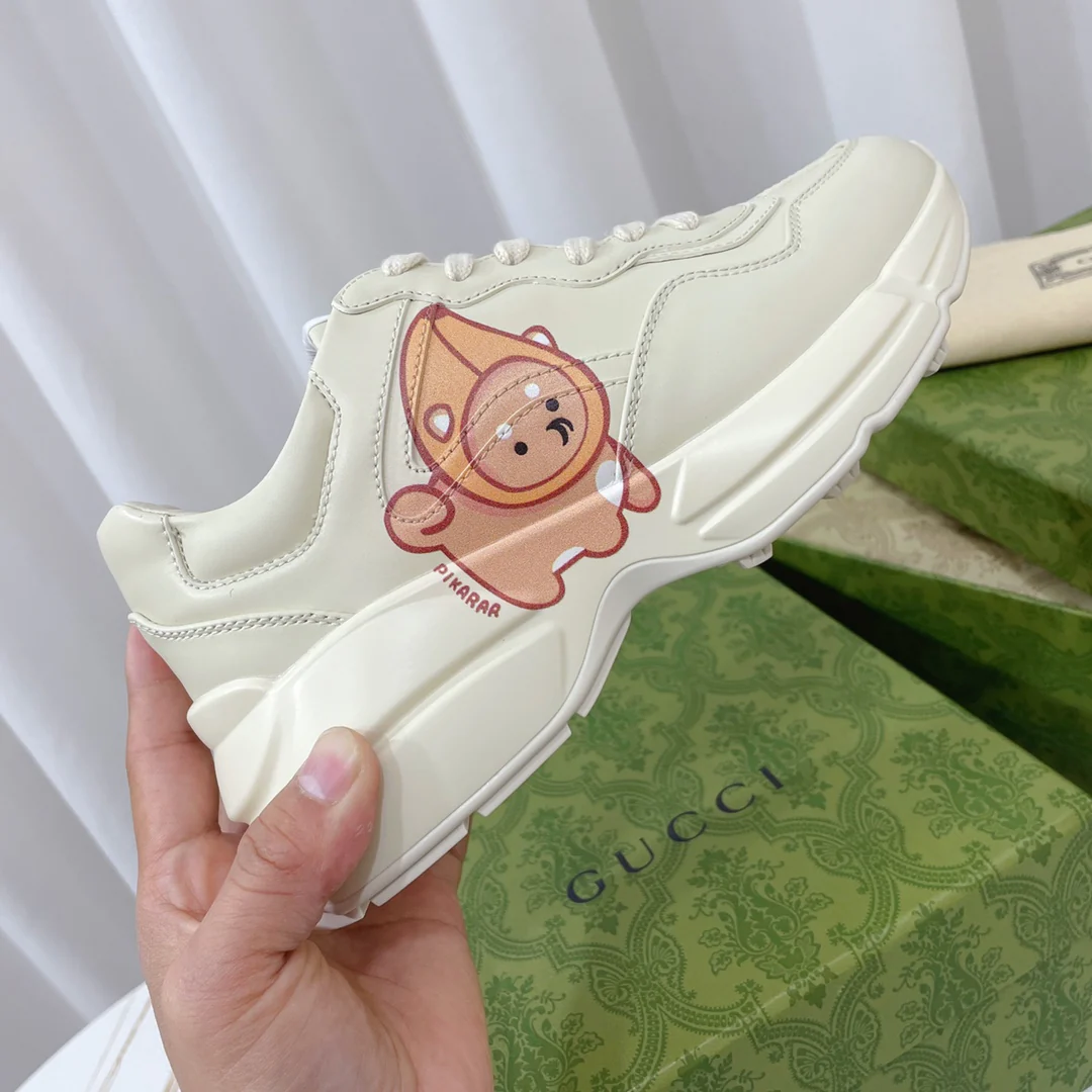 Новинка сезона весна/лето 2023 от Gucci - милые массивные туфли с узором.