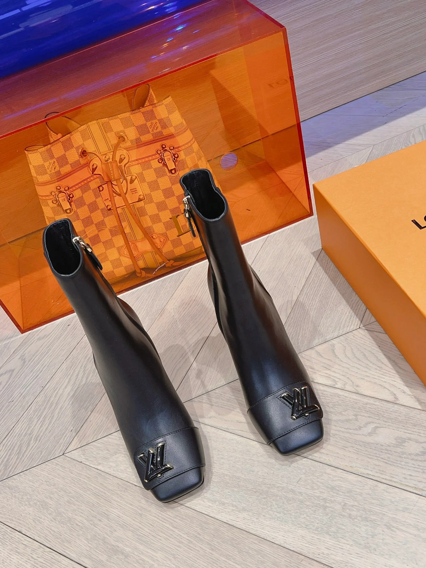 Новинка сезона осень/зима 2023 от LV — ботильоны с подиума — ботильоны на массивном высоком каблуке — матовый черный