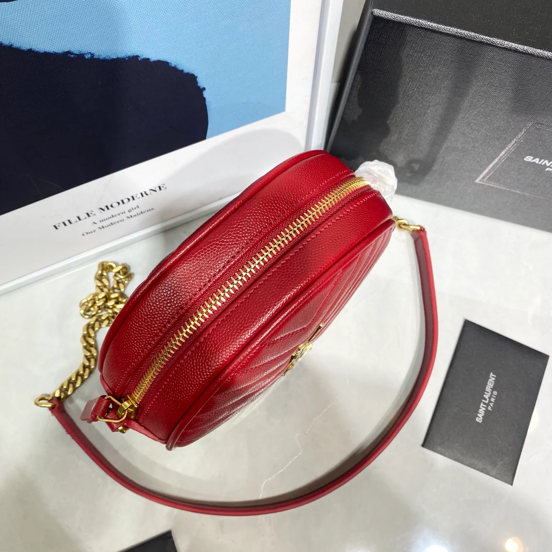 Маленькая круглая сумка YSL Vinyle - красная с золотой фурнитурой.