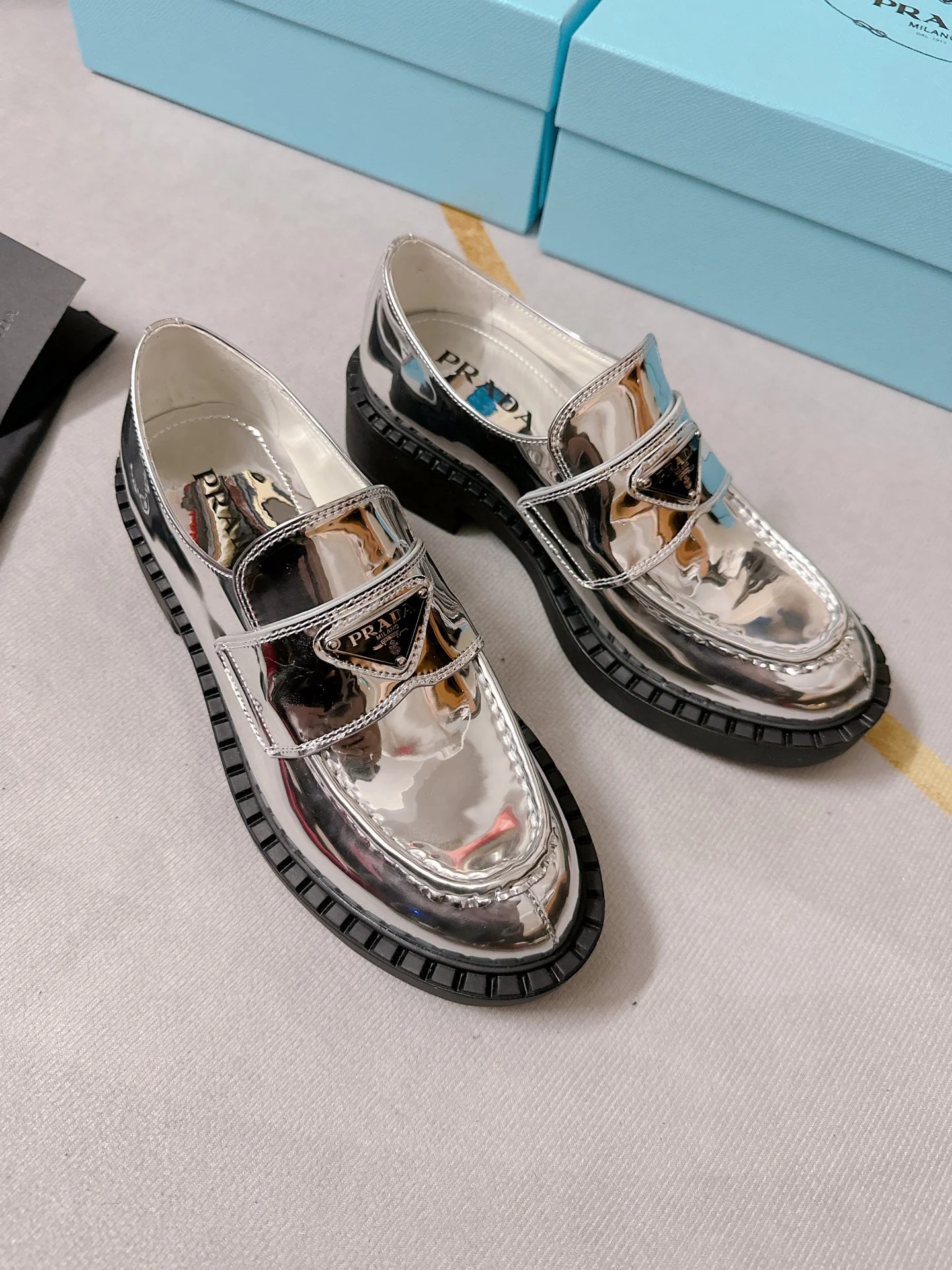 Повседневные кожаные туфли Prada на платформе с разрезом по низу – в стиле Лю Вэнь.