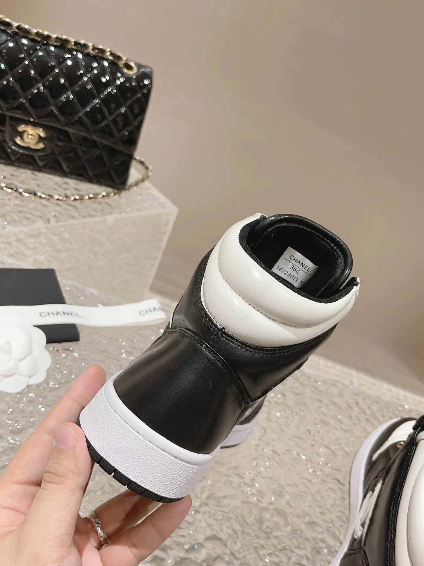 Высокие кроссовки Chanel - жемчужные, черные.