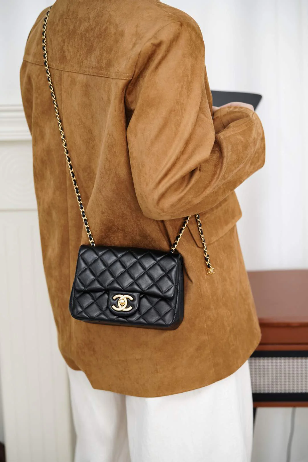 Сумка Chanel 25B Double C Chain Square Fat Bag - черная, маленькая, с золотой пряжкой.