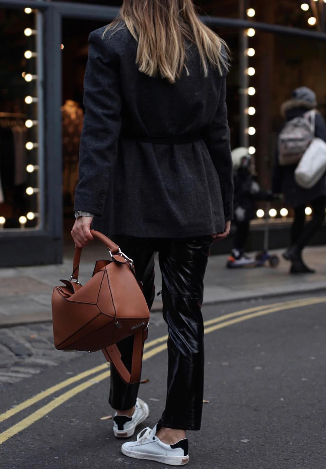 Сумка Loewe Puzzle из телячьей кожи карамельного цвета.