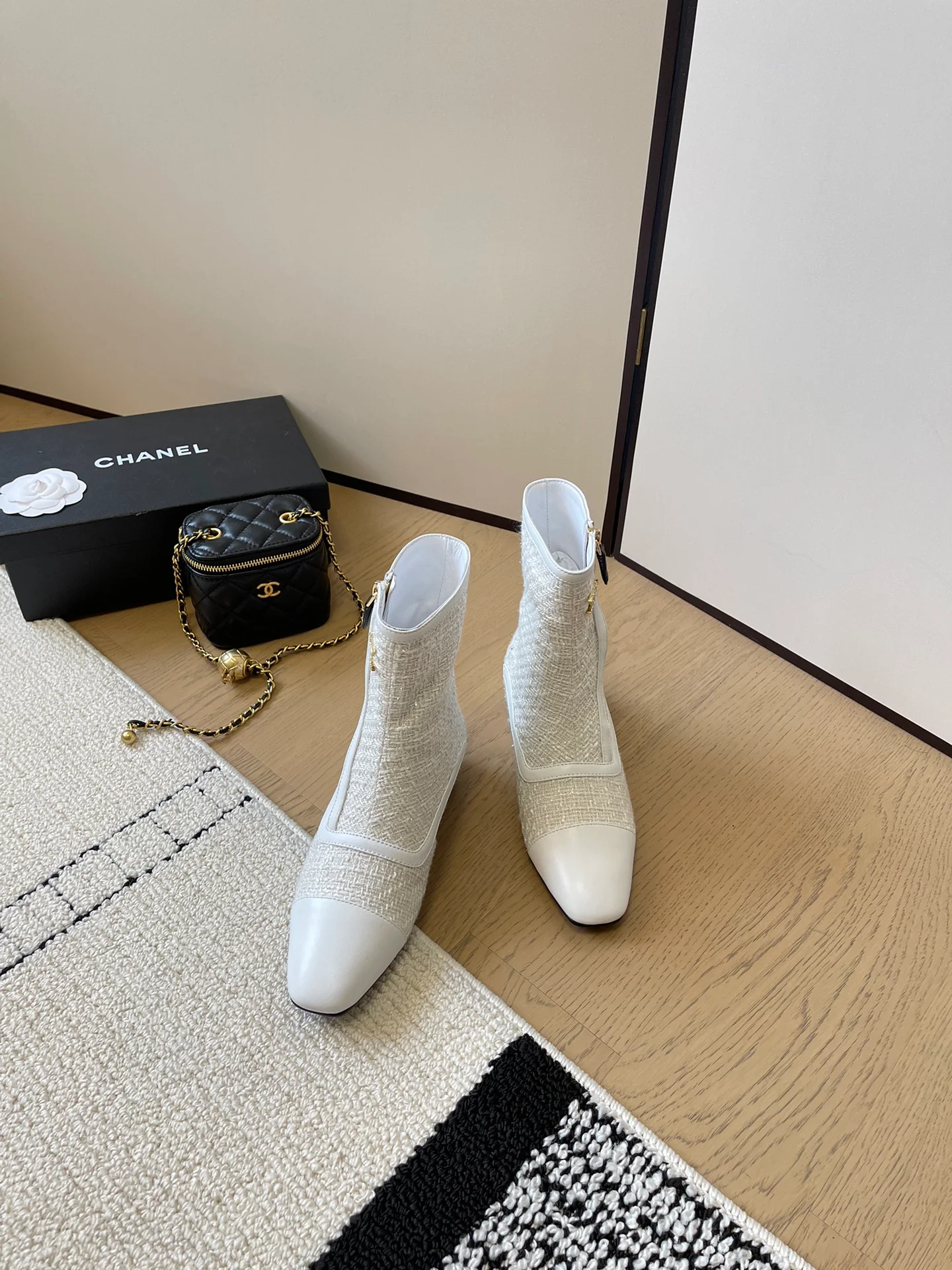 Ботильоны Chanel 2024 с острым носком - белые