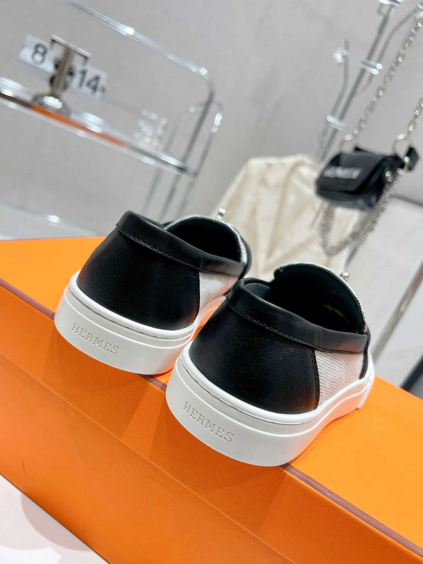 Новинка 2022 года: белые повседневные кроссовки Hermes Kelly Buckle.