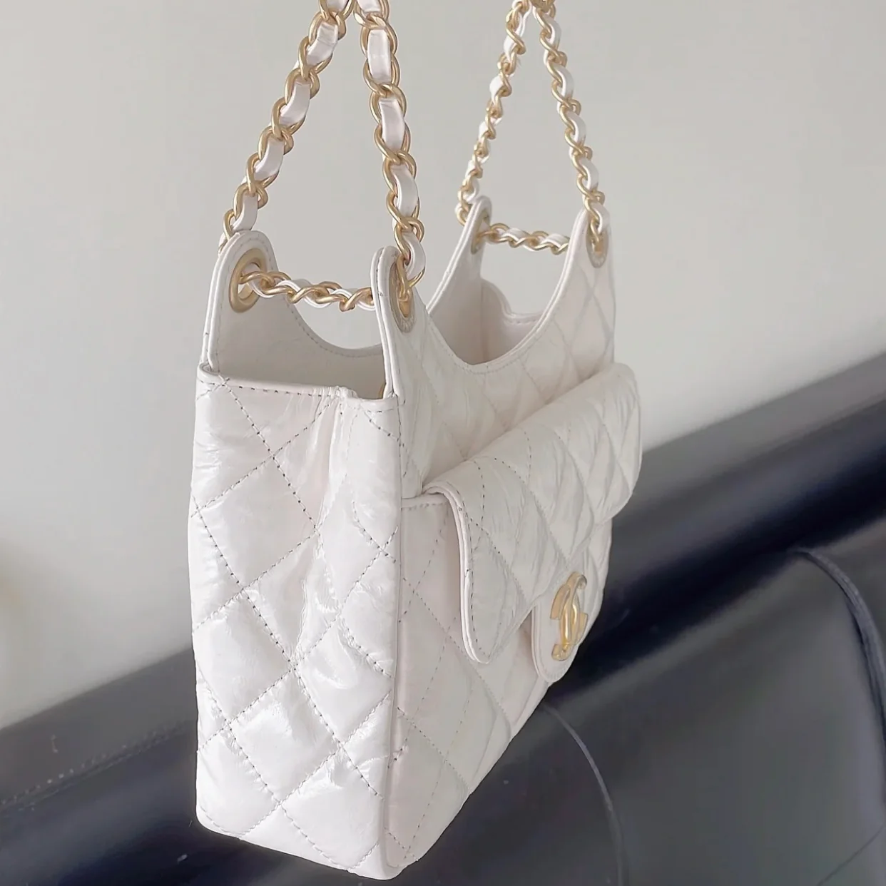 Коллекция Chanel ?Ранняя весна 2023? — сумка-хобо в стиле хиппи — маленькая — белая — 1 шт.