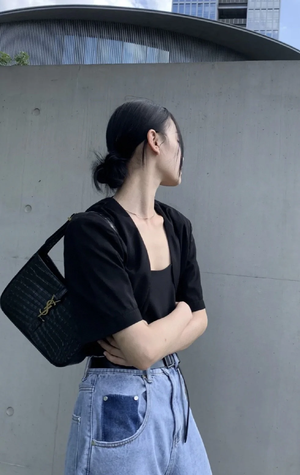 Кожаная сумка YSL Le 5 A 7 через плечо - черная крокодиловая кожа - на фото.