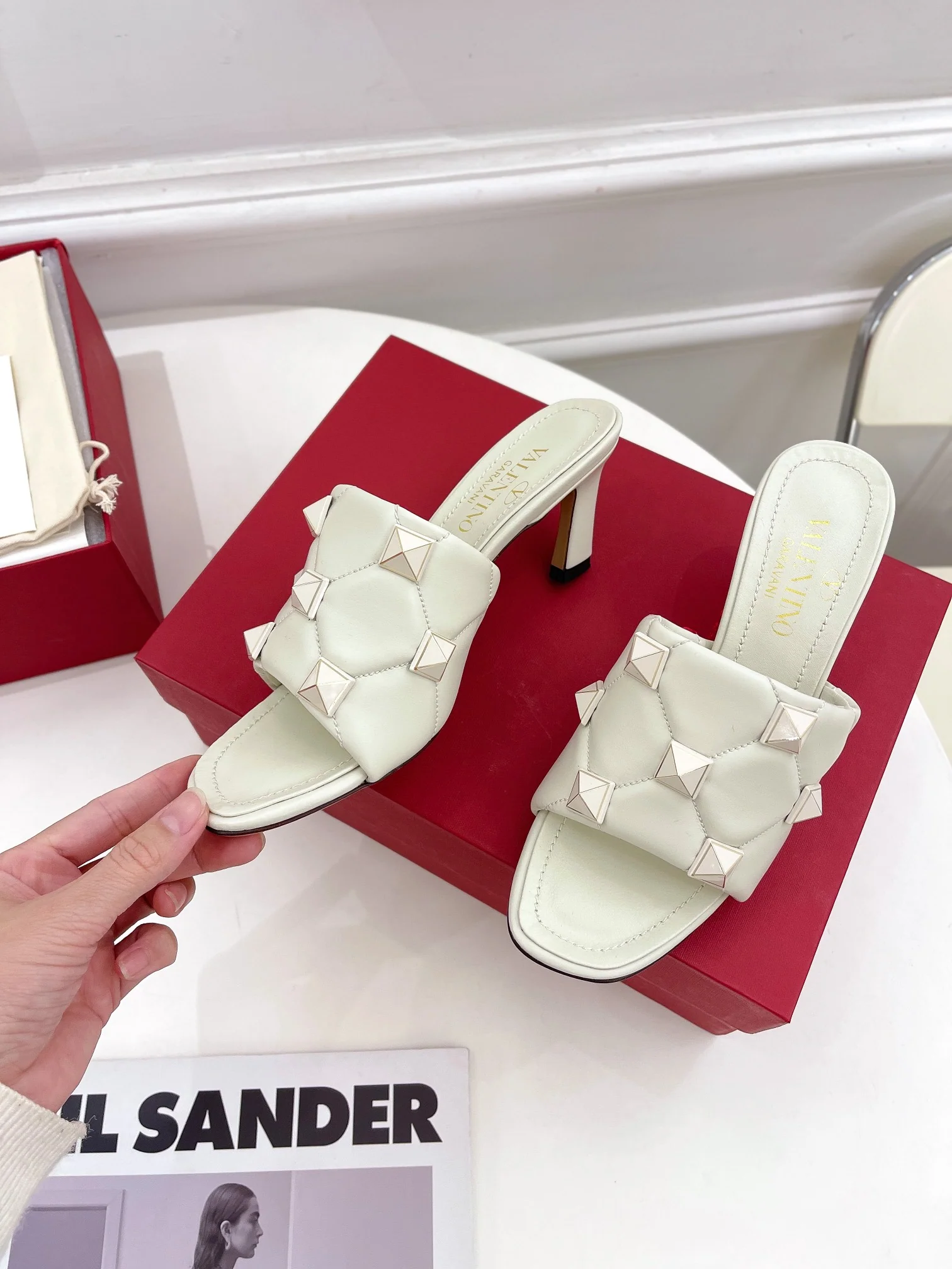 Новинка сезона весна/лето 2022 от Valentino - туфли на каблуке с заклепками