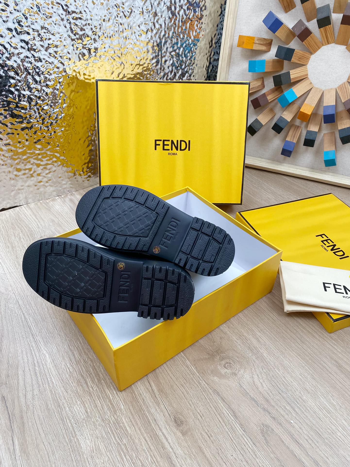 Новинка осени 2023 от Fendi - Ботинки Dr. Martens средней высоты - Черные