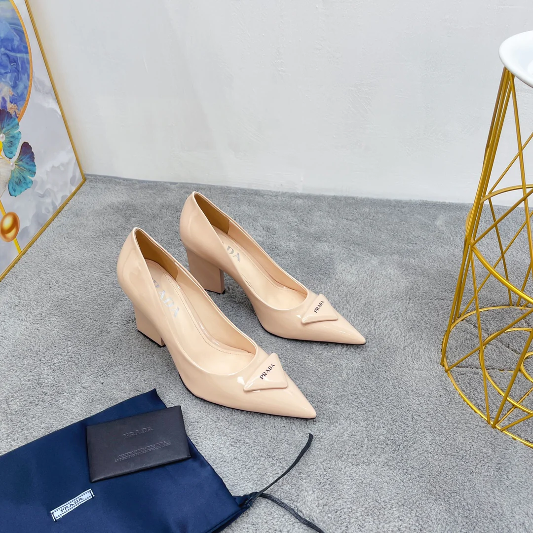 Новинка сезона весна/лето 2022 от Prada — туфли на массивном высоком каблуке.