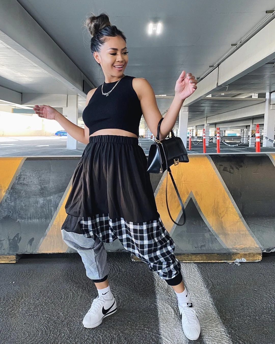 Сумка Balenciaga Hourglass — черная, из гладкой кожи, с золотой пряжкой — изображение опубликовано в сети.