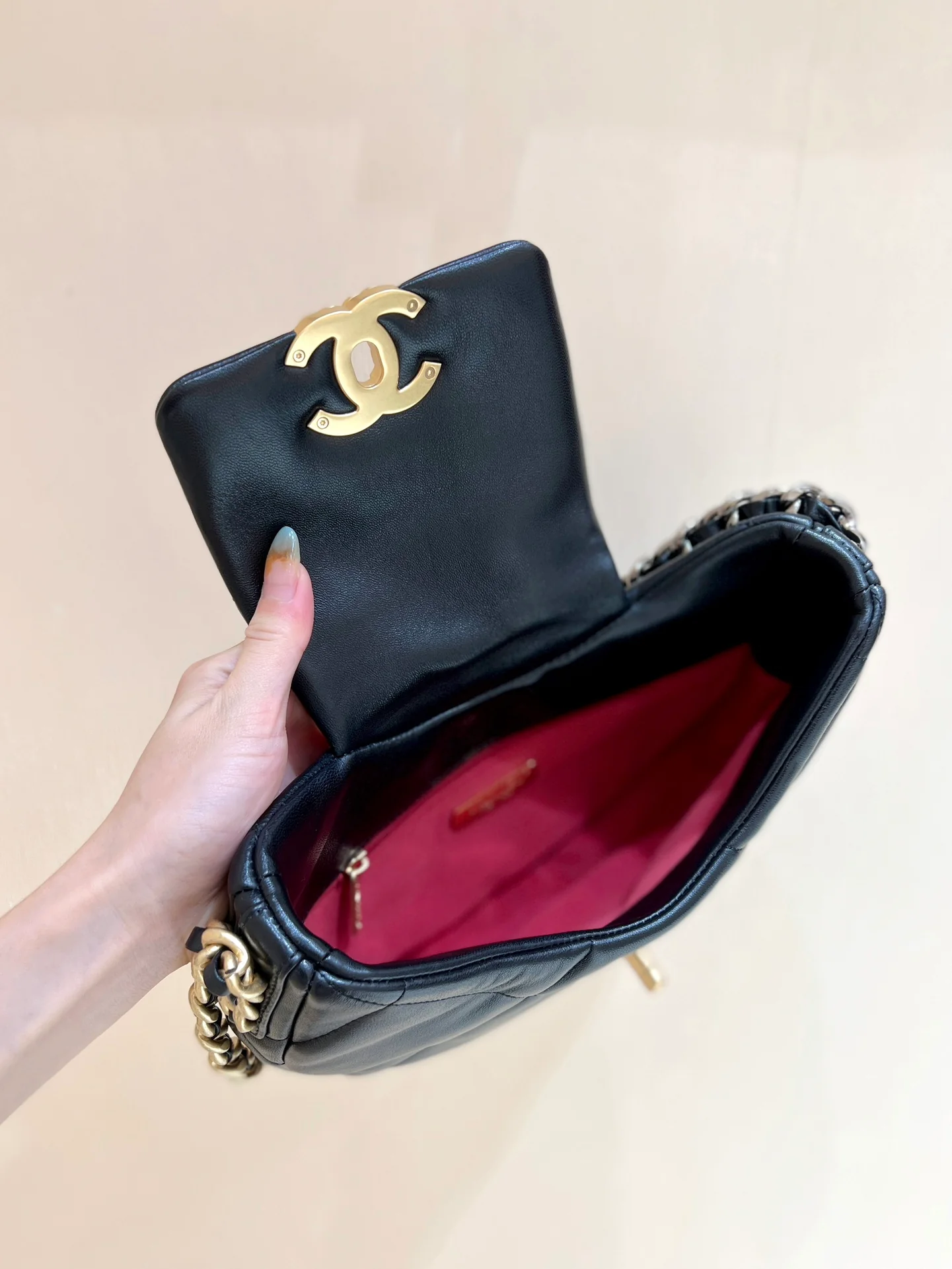 Новая коллекция Chanel ?Ранняя весна? — 24c — 19bag — сумка-хобо под мышкой — черная.