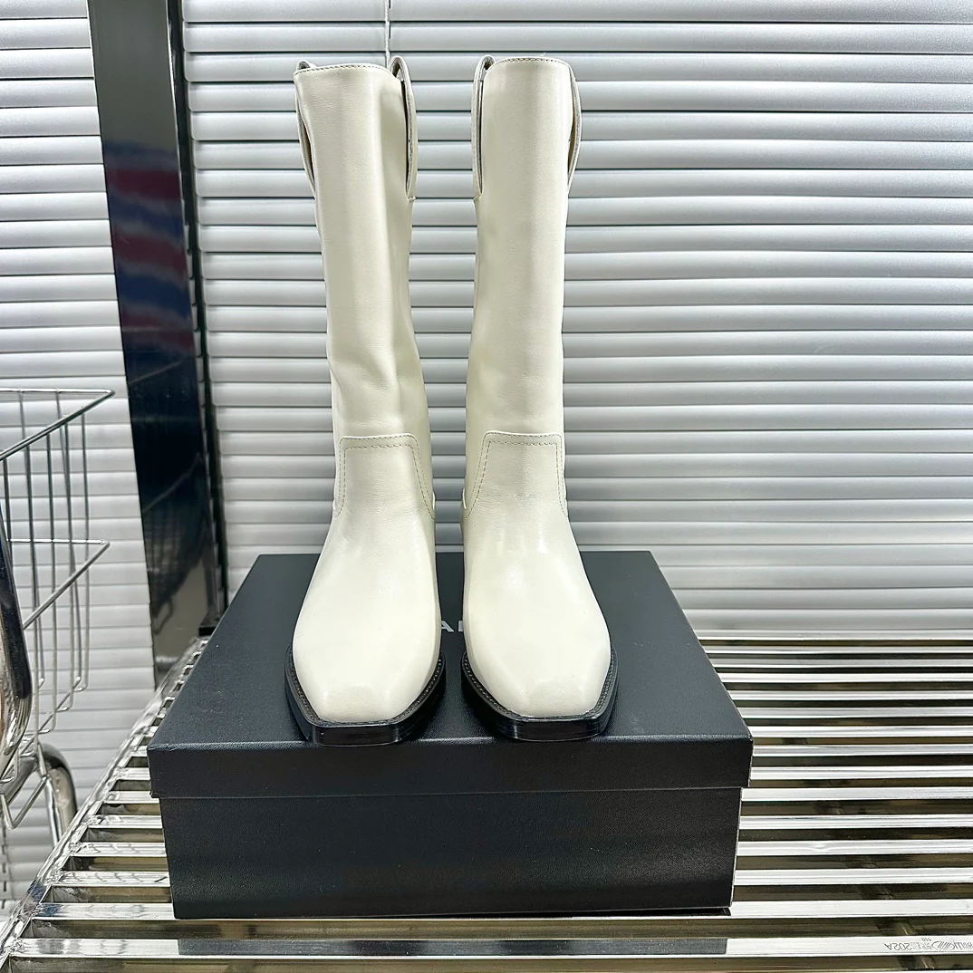 Новинка сезона осень/зима 2023 от Chanel - Мотоциклетные ботинки на низком каблуке - Белые